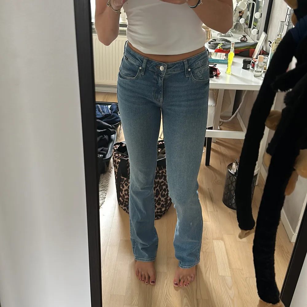 Blåa bootcutjeans i modellen Bella Mid rise, slim bootcut. Lagom långa och stora på mig som är ungefär 174cm lång och brukar har strlk 36. . Jeans & Byxor.