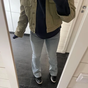 blåa bootcut jeans, oanvända  - säljer helt nya jeans, aldrig använda!! superfina och perfekt tills uggsen!! dom är low waist 