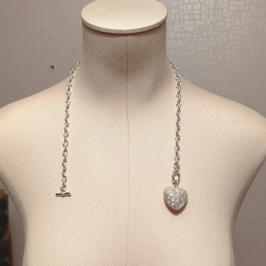 Silverfärgat halsband med hjärthänge - 90