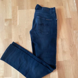 Nudie grim Tim  - Halloj, säljer nu dessa Nudie jeans!  Info:  Märke: Nudie  Modell: Grim Tim Cond: 5/10 Färg: svarta Storlek: 29/32  Tveka inte på att ställa frågor! (Nudie brukar kunna laga jeans gratis om man tar med jeansen till deras butiker) // SS 😁