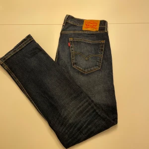 Levis 505  - Hej, säljer mina levis 505 i mörkblå wash. Jeansen är använda med i väldigt bra skick och är i storleken 32/34. Kom DM om du har några frågor!