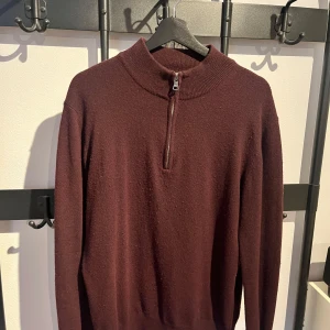Oskar Jacobson röd half zip - Half zip tröja från Oscar Jacobson.  Köpt för ungefär exakt ett halvår sen. Bra skick  