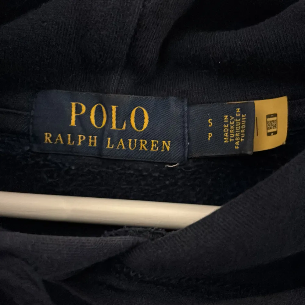 Stilren Ralph lauren hoodie. Skick 9/10. Görs inte längre, men nypris på liknande ligger runt 2000. Storlek S men funkar lika bra på någon storlek M. Fråga på!. Tröjor & Koftor.