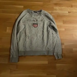 Grå gant tröja  - Grå gant tröja i strl 176, använd i gott skick 