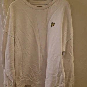 Lyle & Scott tröja - Knappt använd,en liten liten fläck på framsidan längre ned på tröjan ( se bild) Har lossnat lite i tyget men inget som märks ( se bild )