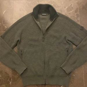 Lindberg cardigan.  - Säljer nu denna J lindberg cardigan. Storlek S men sitter något större skulle säga M men passar S också. Fräsch nu till lite kallare väder! Mycket fint skick en 10/10. Bara att höra av sig vid frågor eller fler bilder🤪   Mvh