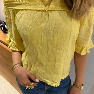 Jättefin gul blus - Jättefin off shoulder topp!! Köp gärna bundle🥹💗