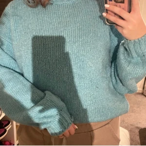 Blå stickad tröja - Superfin blå stickad tröja från pieces i storlek s, passar även mig som M. Inga skador eller defekter. 