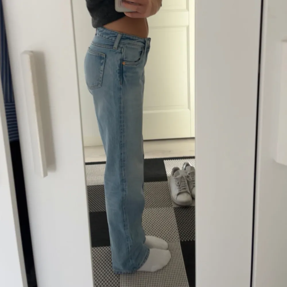 Sjukt snygga arrow jeans ifrån weekday. Inga defekter alls, kanppt använda. Storlek W25 L32. Skriv via funderingar 💘. Jeans & Byxor.