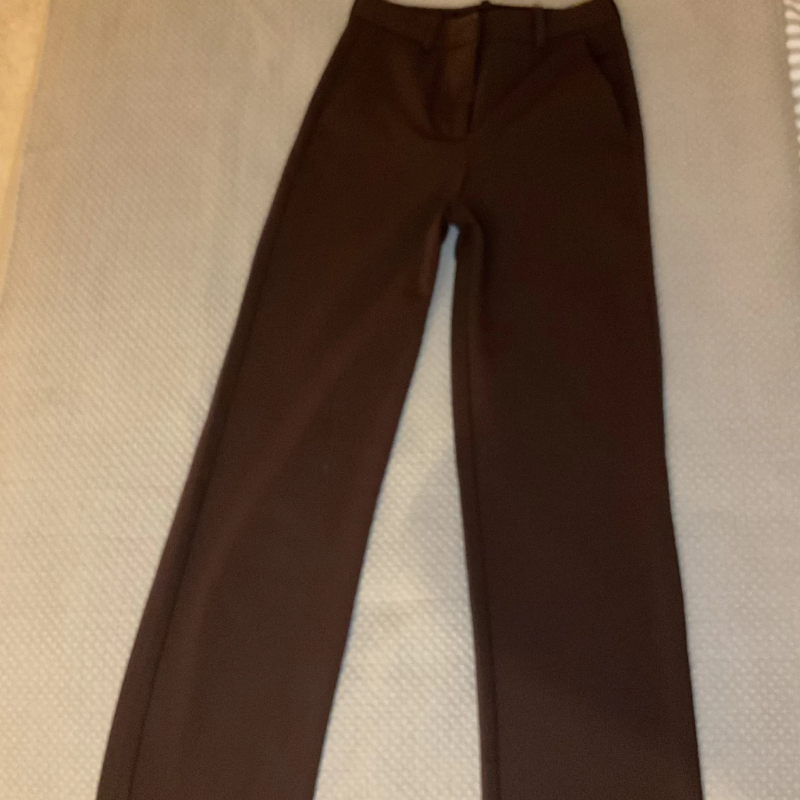Bruna kostymbyxor