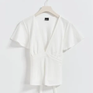 Vit topp - Jätte fin topp från Gina. Nyskick, nästan aldrig använd. Storlek M men passar mig som har s 🩷