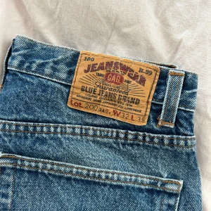 Blå Levis jeans - Snygga loose Levis jeans! Skulle säga att dom är lite mindre i storleken. 