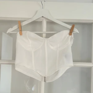 Korsett liknande topp - Topp från Shein, storlek L, bra skick, hör av er vid frågor eller intresse!🩷 20kr