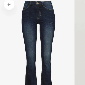Jeans - Mörkblåa jeans från Ellos. Använda en gång säljer för jag tycker dom är lite för korta för mig. Storlek 27/32 Köparen står för eventuell frakt