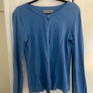 Blå kofta stl S  - Säljer denna fina blåa kofta som jag köpte i italien i storlek S. Använd ett fåtal gånger, bra skick Passar : xs/s