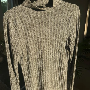 Grå långärmad tröja - Grå långärmad tröja. Skönt, tunt och stretchigt material.