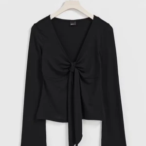 Knyt tröja  - Knyt tröja från Gina! Jättebra skick, endast använd vid några få tillfällen. Köpte julen 2023 och säljer den nu då jag växt ur den  Köpt för 299kr