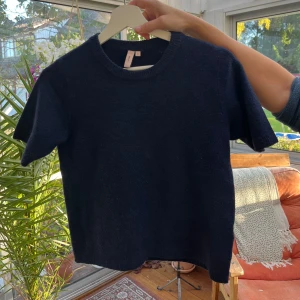 Fin tröja  - Säljer denna fina tröja då den inte satt som jag ville och va lite för tight, endast testad! Helt nyskick 💖 Skriv för fler bilder 