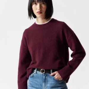 &other stories stickad vinröd - Säljer denna skitsnygga och eftertraktade stickade tröja från &other stories, helt slutsåld på hemsidan❤️prislapp kvar,oanvänd