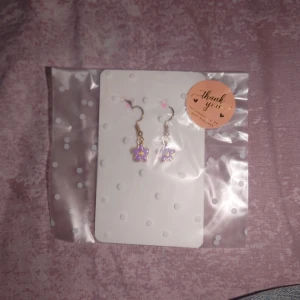 Blomm öronhängen  - Säljer blom öronhängenför billigt pris!