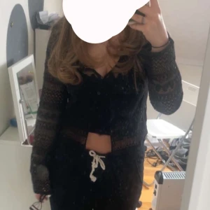 Svart spetskofta - Säljer denna fina spetskofta från hm då den inte kommer till användning💞 Köptes i somras för 150kr och är använd kanske 5-10 ggr. Nyskick och inga defekter🥰 Passar XS-S