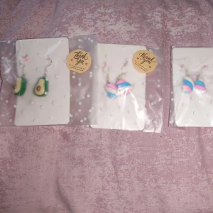 Roliga öronhängen!  - Säljer 2 par marshmallow öronhängen och 1 par avokado öronhängen. Jag säljer dem då jag ej gillar motivet. Hoppas någon vill köpa 😻