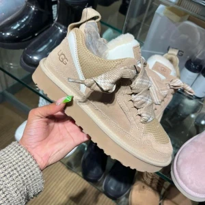 Ugg lowmel  SAND! - Hej säljer ett par jättefina ugg lowmels som är slutsålda överallt. Säljer pga att de var för små för mig . Kvitto finns och äktehesbevis. 2 snören tillkommer. Köpta på Ugg i Stockholm! ( ) 2700kr köp direkt! BYTE MIT STORLEK 40!