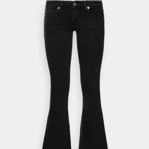 Lågmidjade jeans  - Säljer dessa skit snygga Lågmidjade jeansen perfekt till hösten! De har slits
