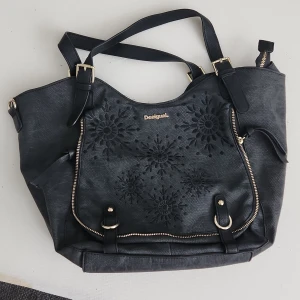 Desigual väska som ny - Desigual väska som ny Mörk grå 
