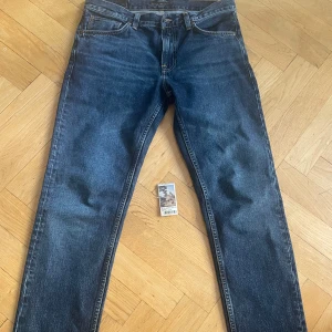 Nudie Jeans, Gritty Jackson 32/32 Blue Soil - Nudie Jeans, Gritty Jackson 32/32  Blue Soil.  Använda en gång, lapp finns kvar. Har också kontoutdrag så att de går att se att de är köpte iförrgår. Säljer pga att jag köpte fel storlek. Nypris 1600