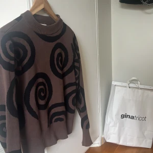 fin tröja ❤️ - en fin tröja köpt på MONKI för ca° tre år sen, men har använt max 4 gånger, och den är i fint skick. jag tvättar den innan jag skickar den ❤️ säljer pga att den har blivit för liten