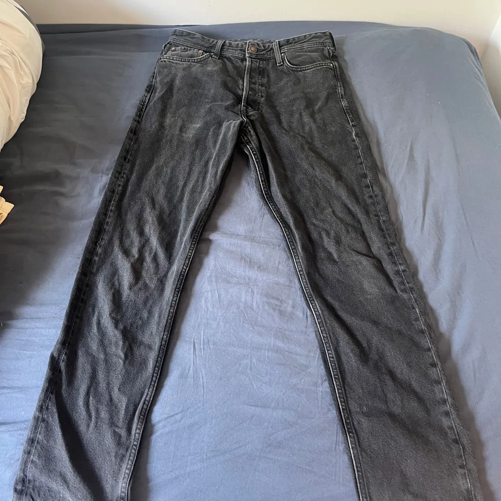  Jack And Jones  Loose/Chris  Strl: W27 L32 Nypris: 599kr Mitt pris: 149kr  Lagad vänster bakficka  Jack And Jones  Loose/Chris Strl  W28 L32   Nypris: 599kr Mitt pris: 249kr Knappt använda  Linnebyxor Selected Homme  Small, nypris 499kr, nu 149kr. Jeans & Byxor.