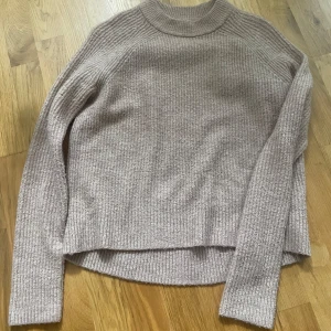 Beige stickad  - Så snygg beige stickad tröja med rosa nyans. Kommer inte till användning men i ny skick och superfin. Passar s-l 🩷skriv privat vid frågor eller prisdiskution