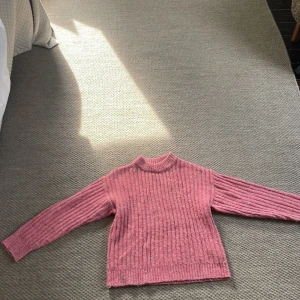 Rosa tjocktröjan  - Jättebra skick, typ ny 