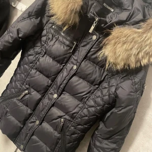 Rock and blue - Säljer nu min fina rock and blue jacka i storlek 34. Jackan har äkta päls och är i använd skick. Finns att hämta i Eskilstuna. 