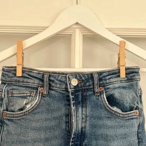 Jeans - Jeans med hål, bra skick 