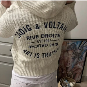 Zadig zipup  - En stickad zadig Voltaire tröja! Jättefin men kommer inte till användning länge. Har tyvärr inget kvitto kvar men den är äkta och köpt på NK (nypris 5000)