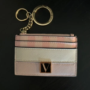 victoria secret korthållare - supersöt rosa korthållare ifrån victoria secret!