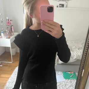 Zara tröja - Svart tröja från zara, lappen har lossnat lite💕