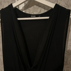 Body - Body/ klänning  Jättefin och sitter perfekt men för uringad för mig  Är helt öppen i sidorna så man ser att man har en body på sig 