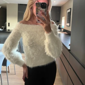 Vit stickad tröja - Vit tröja i ”mjukt/gosigt” material från Banana Republic. Använd ett fåtal gånger så väldigt bra skick (som ny)!! Storlek S