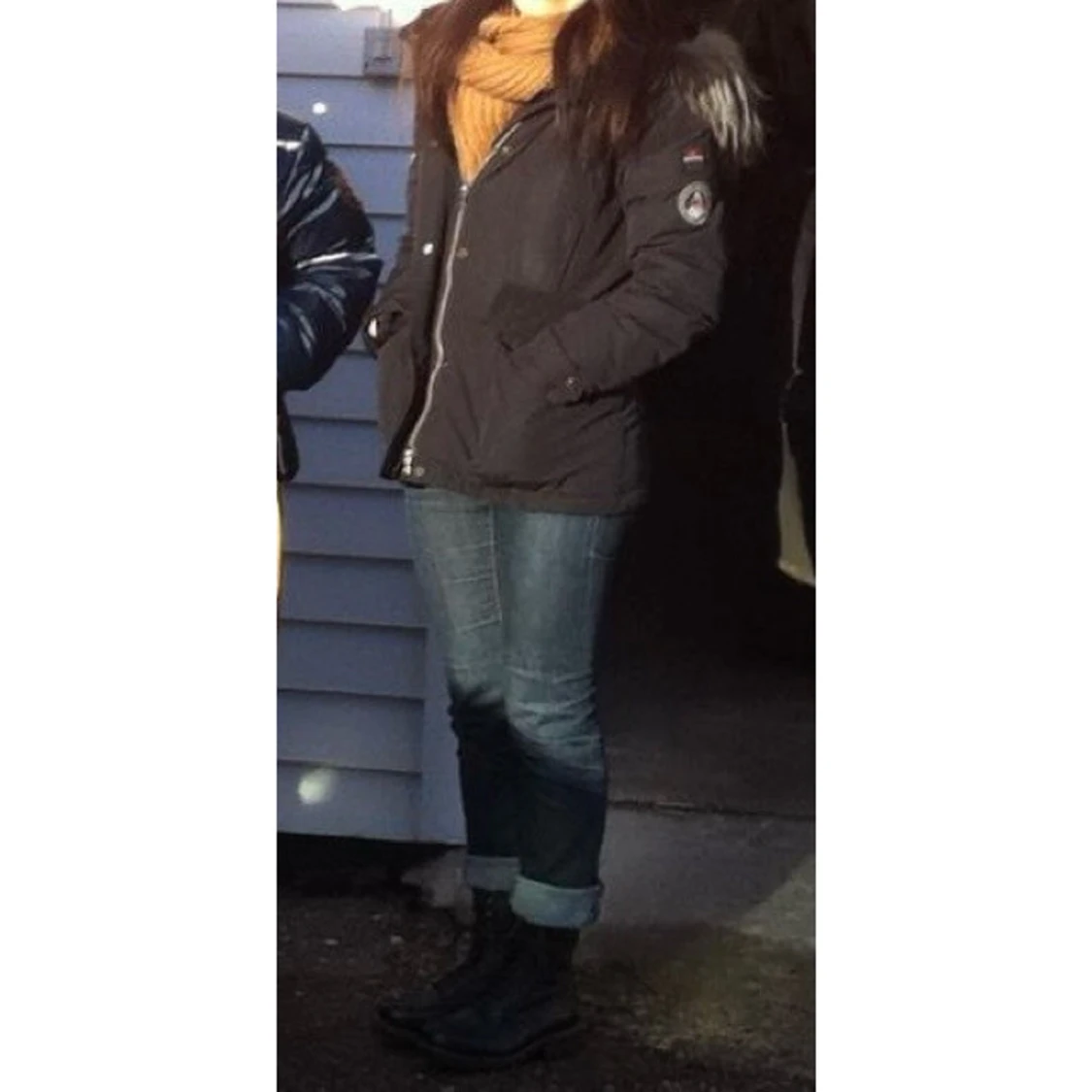 Svart parkajacka med pälsdetaljer - 90