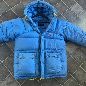 Ljusblå fjällräven jacka  - Säljer denna supersnygga blåa vinterjackan från fjällräven. Den är perfekt för kalla vinterdagar och har en ganska oversized passform då det är herrmodell. Jättefint skick och inga defekter. Pris kan diskuteras ❤️ hör av er om ni har frågor ❤️