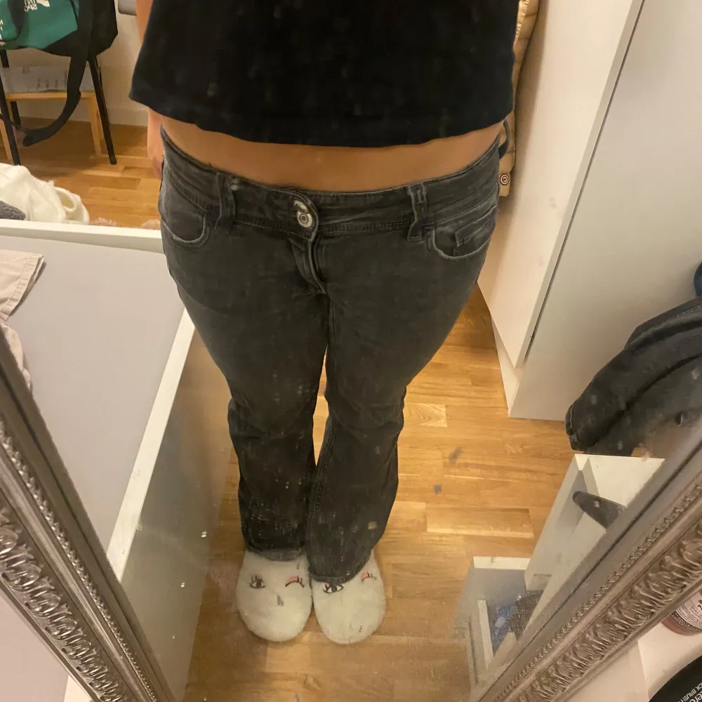 jättefina Lågmidjade jeans från gina tricot. I gott skick! Storlek 158 men passar även xxs skulle jag säga. Pris kan diskuteras. Jeans & Byxor.