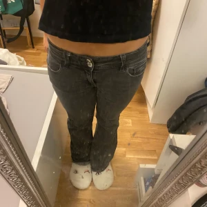 Low waist bootcut jeans - jättefina Lågmidjade jeans från gina tricot. I gott skick! Storlek 158 men passar även xxs skulle jag säga. Pris kan diskuteras
