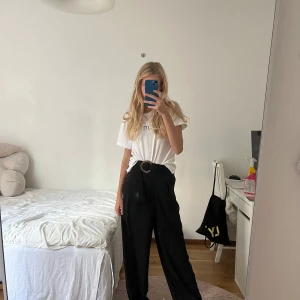 High waisted fin byxor från na-kd.  - Svarta kostymbyxor  Snygga med skärp. Spänne i leopardmönstrat 