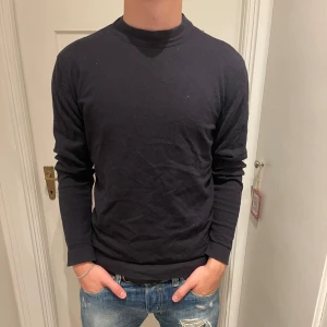 Kashmir tröja - Kashmirtröja från these glory days. Storlek M. Killen på bilden är 182. Inga defekter.