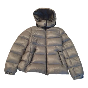 Moncler jacka  - Säljer min moncler vinterjacka som är sjukt snygg och i sååå bra skick!💓Den är i ljusgrå/lite grön aktig färg och i ”Size 1”, vilket motsvarar S. Luvan går att ta av, finns 2 fickor i fram, 90% dun & 10% fjäder. Skriv privat för mer info & bilder🥰🥰❤️