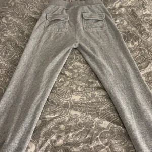 Juicy byxor💕 - Säljer dessa super fina Juicy byxor i storlek xs, det är ett lite annorlunda material än vissa andra juicy byxor som finns och dessa skulle jag beskriva mer som frotté. Säljer då de ej kommer till användning längre💕 hör av dig vid frågor!!