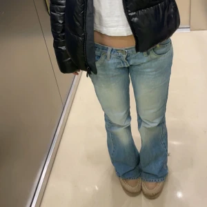 Jeans - Lowwaist ljusblåa jeans 💕 sparsamt använda med slitage nederst vid benen. 